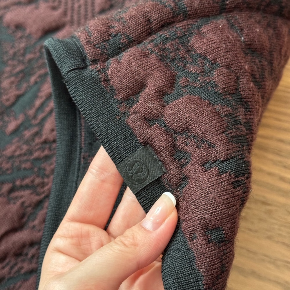 Lululemon Jacquard Multi-Texture Crewneck Sweater- Red Merlot/Black -EUC- Size 6 - Picture 8 of 8